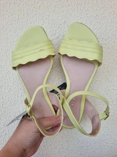 Sandália verde limão 