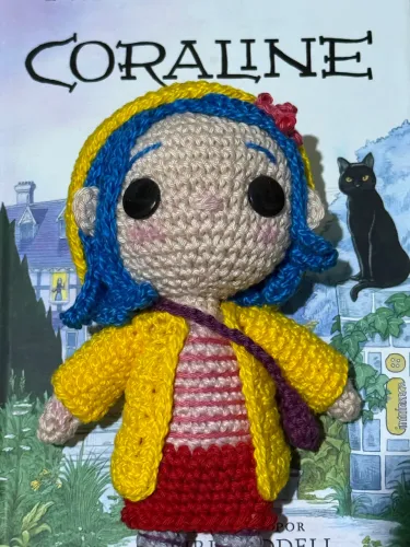 Boneca de amigurumi da Coraline - Neil Gaiman