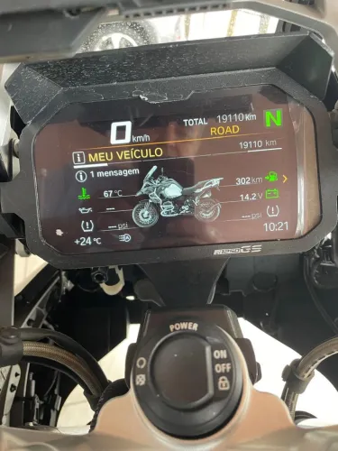 BMW GS 1200 Adventure 2018/2019 com acessórios, capacetes e comunicadores