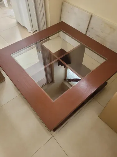 Mesa de Centro Quadrada com Tampo de Vidro