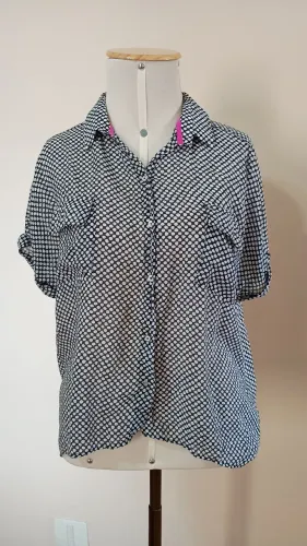 Camisa de manga curta com estampa de bolinhas