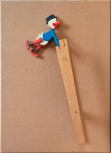 brinquedo - boneco trapezista de madeira Tio Patinhas (usado)