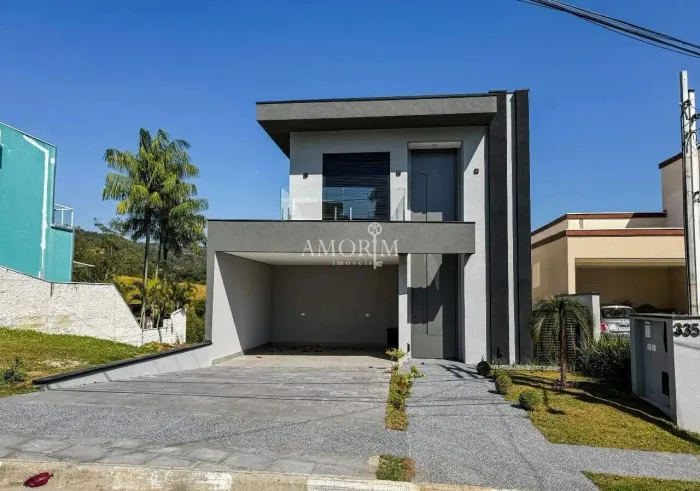 CASA EM CONDOMÍNIO À VENDA COM 4 SUÍTES PISCINA E 4 VAGAS DE GARAGEM