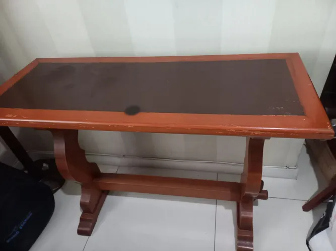 Lindo aparador em mogno.