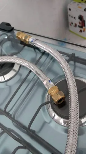 Instalação de mangueira de gas encanado