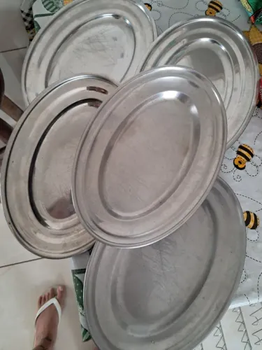 Bandejas de inox e porta copo com 30 lugares. Preço da unidade.