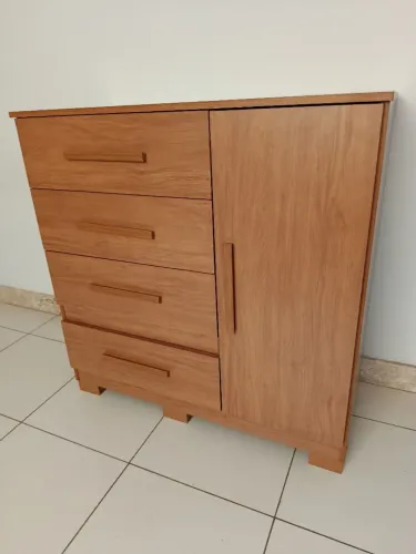 Cômoda com gavetas e porta em madeira