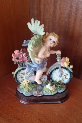 Estatueta em Resina Anjo na Bicicleta 18x17 cm - NOVO