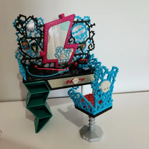Conjunto de penteadeira e cadeira Monster High Frankie Stein