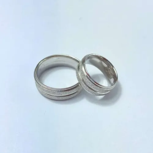 Par de Alianças de Aço com Detalhe Diamantado