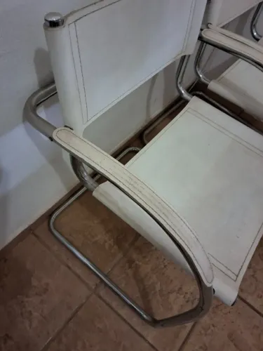 Cadeiras em couro branco e inox tokstok