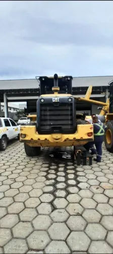 Trator Caterpillar em bom estado