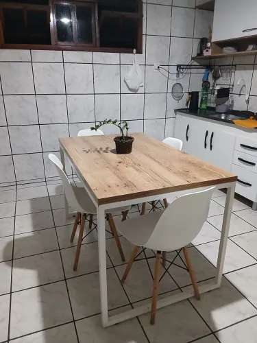 Mesa com 4 cadeiras 