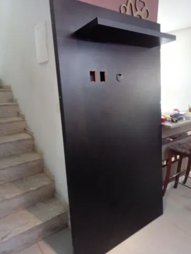 Painel para TV preto com prateleira
