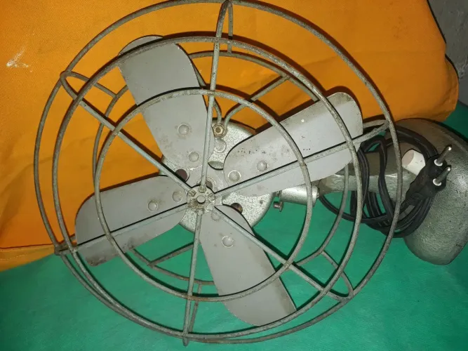 Ventilador antigo de ferro