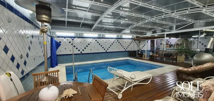Casa com Piscina Aquecida e Coberta, 2 Suítes, Escritório e Churrasqueira