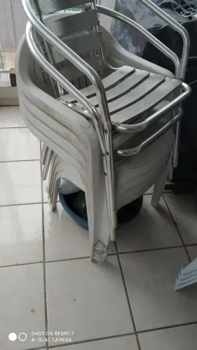 Cadeiras 4 ui plásticas e 2 ui alumínio