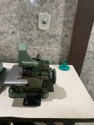 Vendo máquina de overloque semi industrial com gabinete