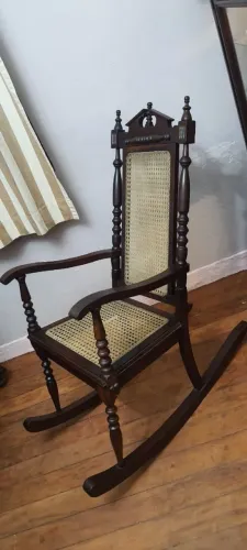 Vai levar hoje? Ótimo preço! Cadeira de balanço em madeira maciça, clássica.