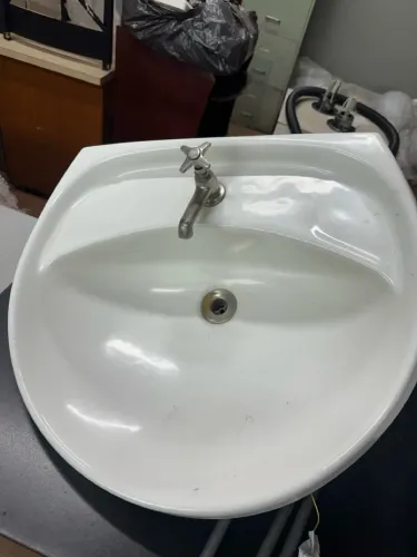 Lavatório branco de banheiro deca 
