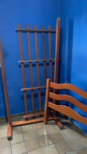 Cama solteiro de eucalipto envernizado
