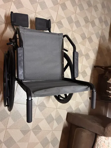 Vendo cadeira de rodas, novinha e em bom estado..