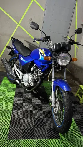 Moto Yamaha YBR 125 E 2001 azul em dia