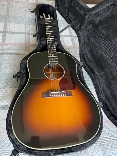 GIBSON J-45 STANDARD 2025 - ESTADO DE VITRINE (IMACULADO) + CASE DE LUXO E CHECKLIST