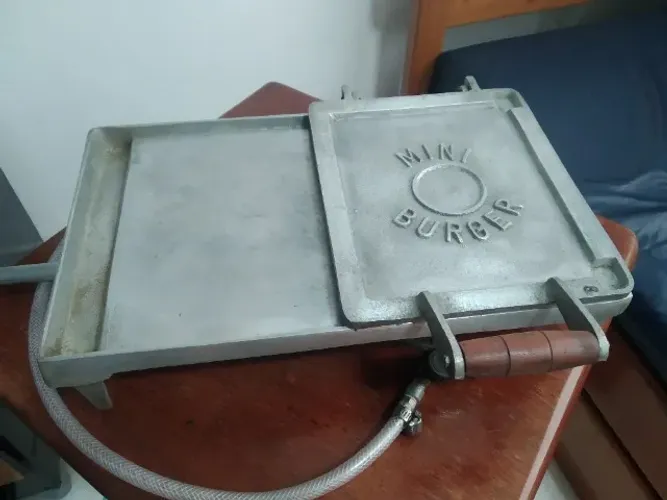 Chapa a gás para sanduíche, hamburger e churrasco com prensa em alumínio fundido