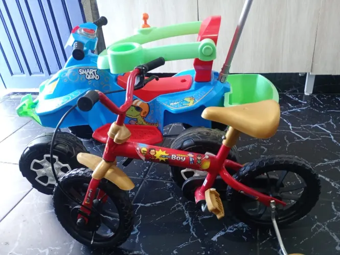 Triciclo e bicicleta infantil