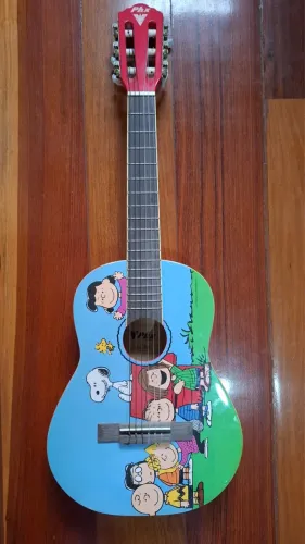 violão infantil Phoenix (PHX) com estampa Peanuts/Snoopy.