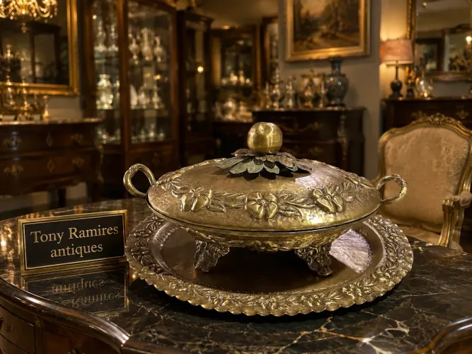 Antigo e grande centro de mesa em bronze martelado.