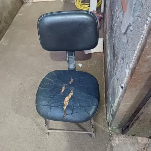 Cadeira acolchoada com encosto