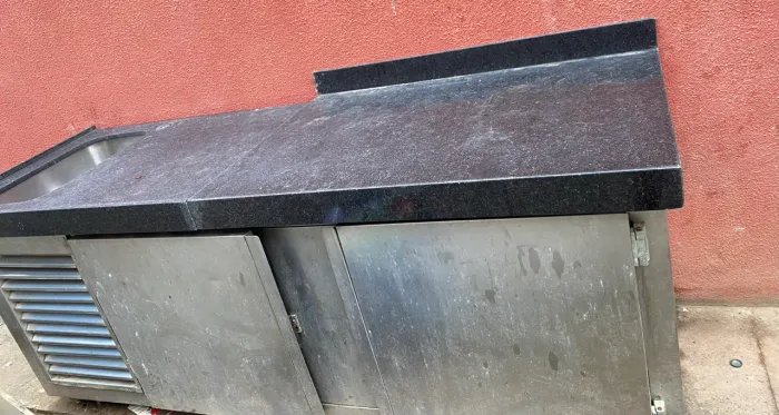 Balcão refrigerado, com bancada de mármore 