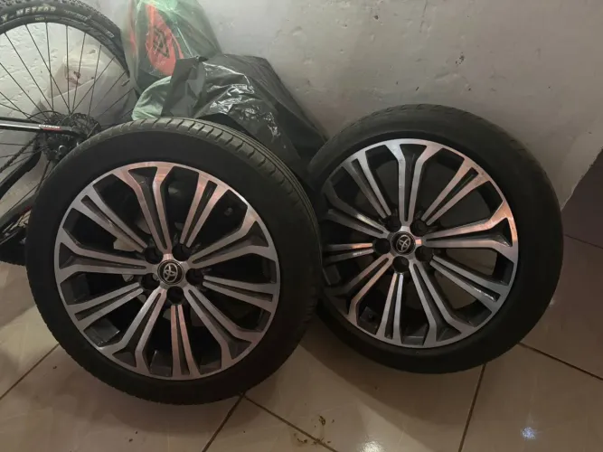 4 Rodas com pneus originais do Corolla altis premium híbrido ?