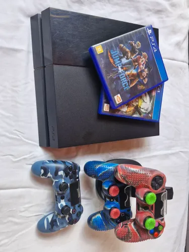 Vendo PS4 com três controles com suporte e 2 jogos