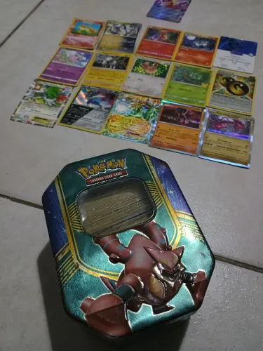 Cartas pokémon e case metálica