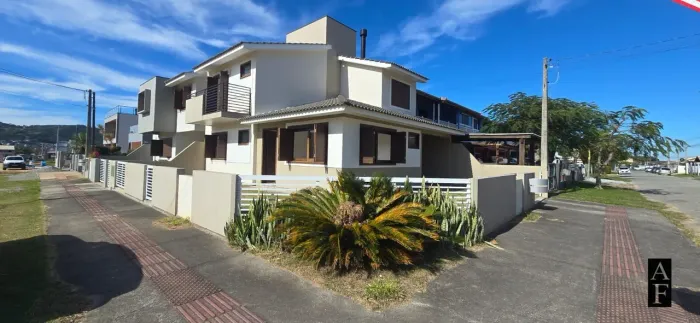 Casa à venda no bairro Ferraz - Garopaba/SC