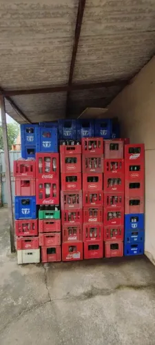 Vende-se caixas de cerveja e refrigerantes, retornável e garrafa.