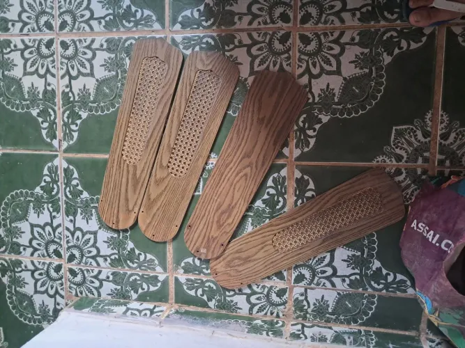 Vende-Se Um Ventilador De Metal Moda Antiga