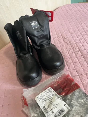 Bota de biqueira  número 41