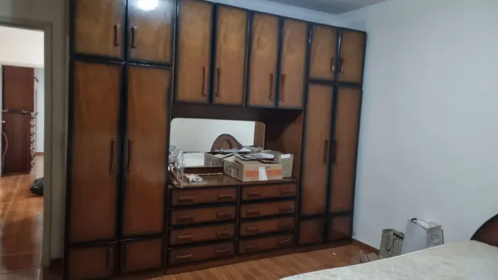 Guarda roupas e cama com colchão