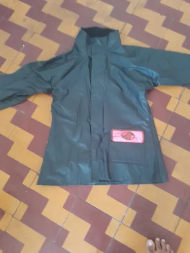 Vendo um capacete samarino e uma capa de chuva alba