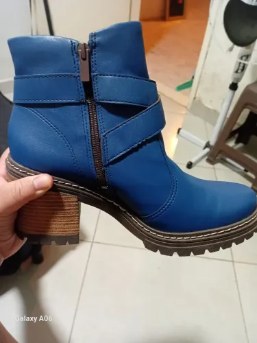 Bota cano curto azul dakota de 300,00