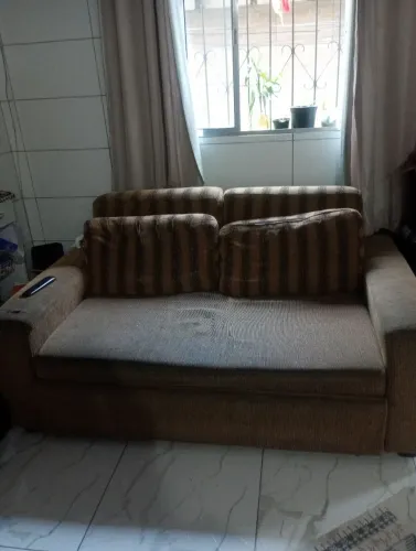 Sofá três lugares , cama casal Tok stok