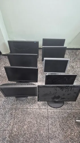 Monitores com defeito