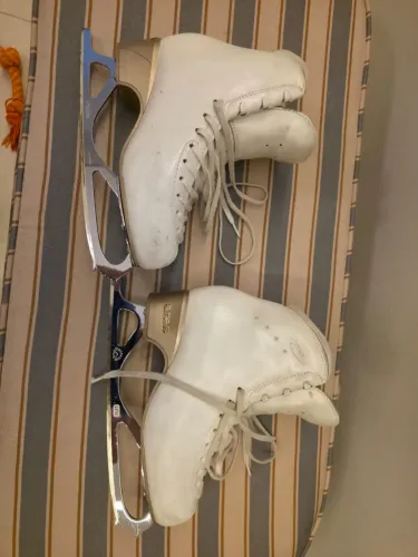 Patins de patinação artística no gelo pouco uso