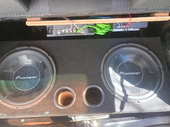 Auto falante cara preta