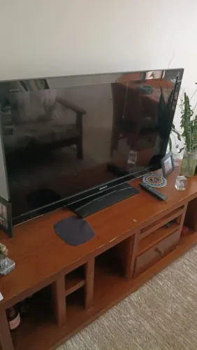 Sofá de 2 e 3 lugares e rack tudo em madeira maciça