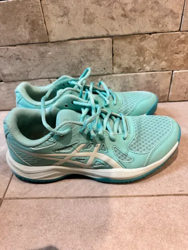 Tênis ASICS próprio para jogar tennis